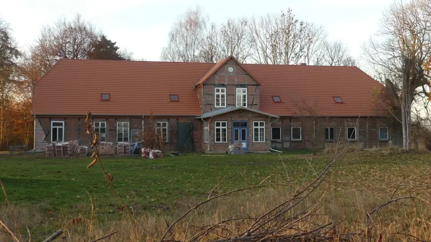 Gutshaus nach der ersten LEADER-Förderung (neuer Dachstuhl, neues Dach, Stabilisierung der tragenden Außenwände…), Foto: Frederik Kraft