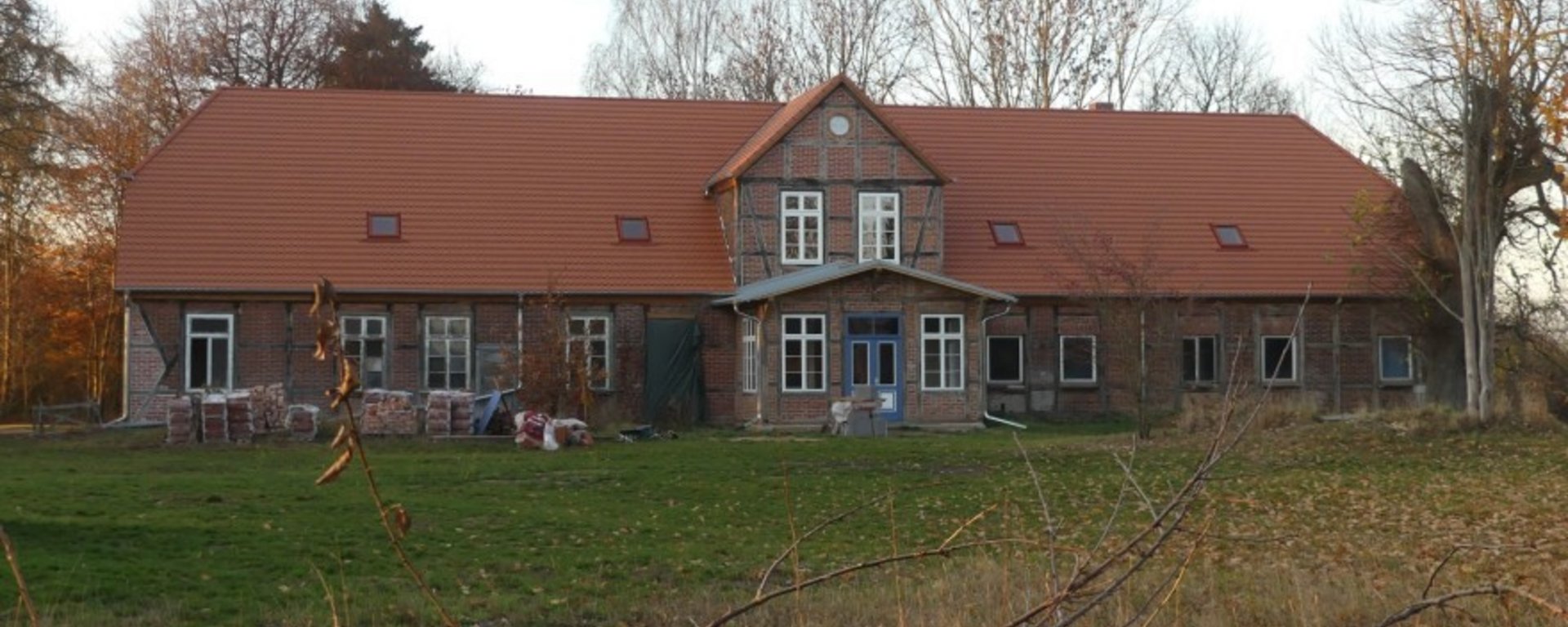 Gutshaus nach der ersten LEADER-Förderung (neuer Dachstuhl, neues Dach, Stabilisierung der tragenden Außenwände…), Foto: Frederik Kraft